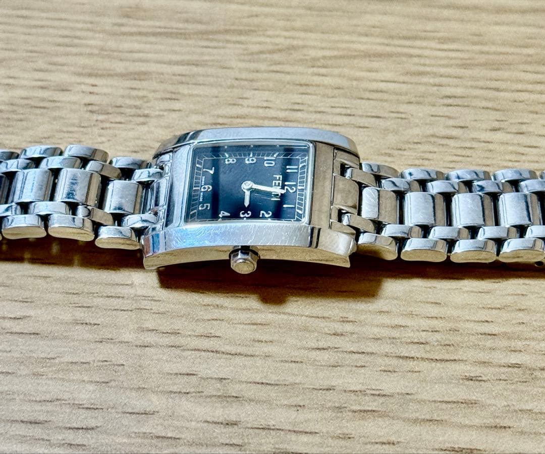 FENDI フェンディ 腕時計 黒文字盤 クォーツ ２針 7000L