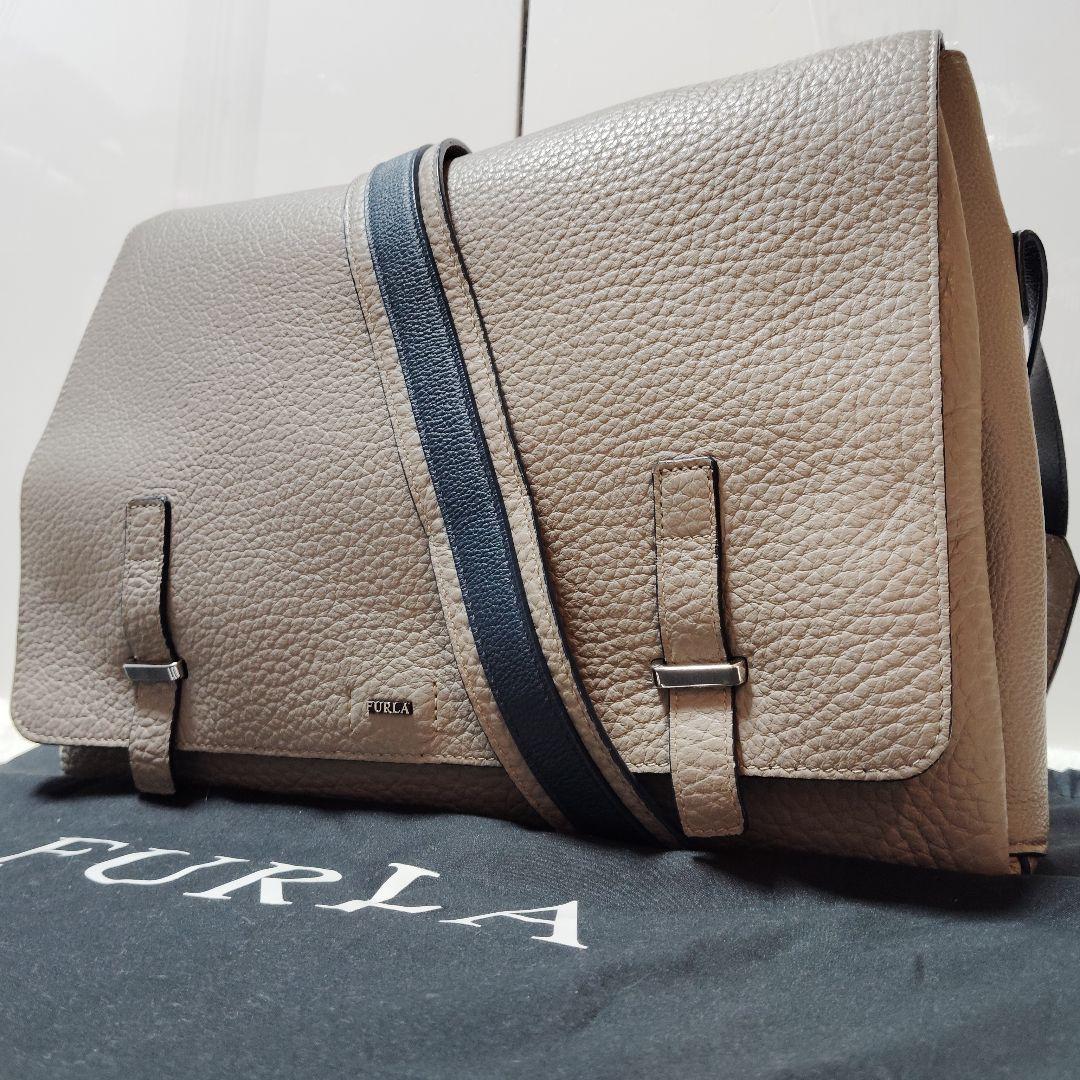 【売約済み】 フルラ ジョーヴェ メッセンジャーバッグ シボ革 A4可 大容量