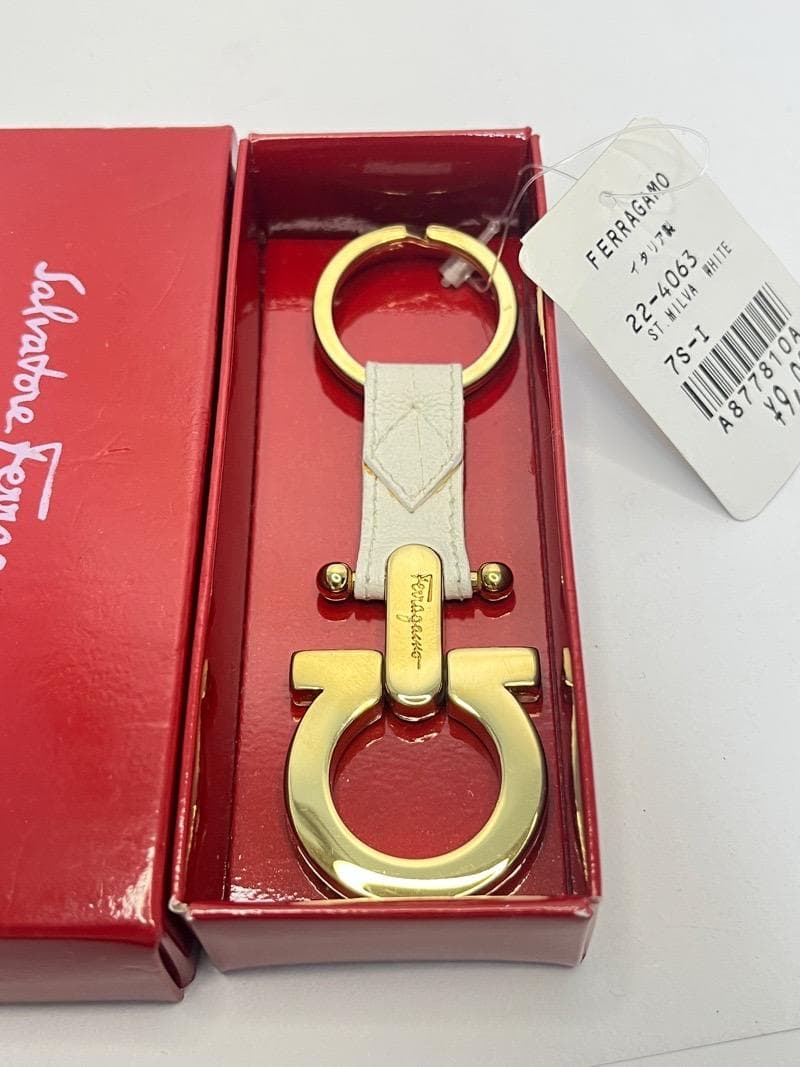 サルヴァトーレフェラガモ キーリング 22-4063 ガンチーニ　ホワイト