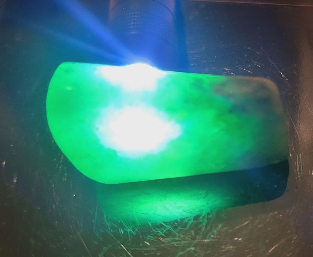 糸魚川ろうかん翡翠原石　A01