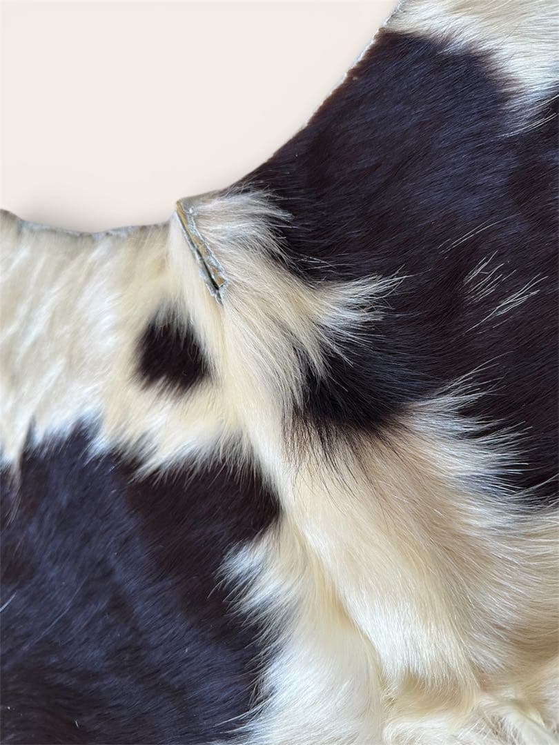 カウラグ　大判　195 × 200　白黒　牛革　毛皮