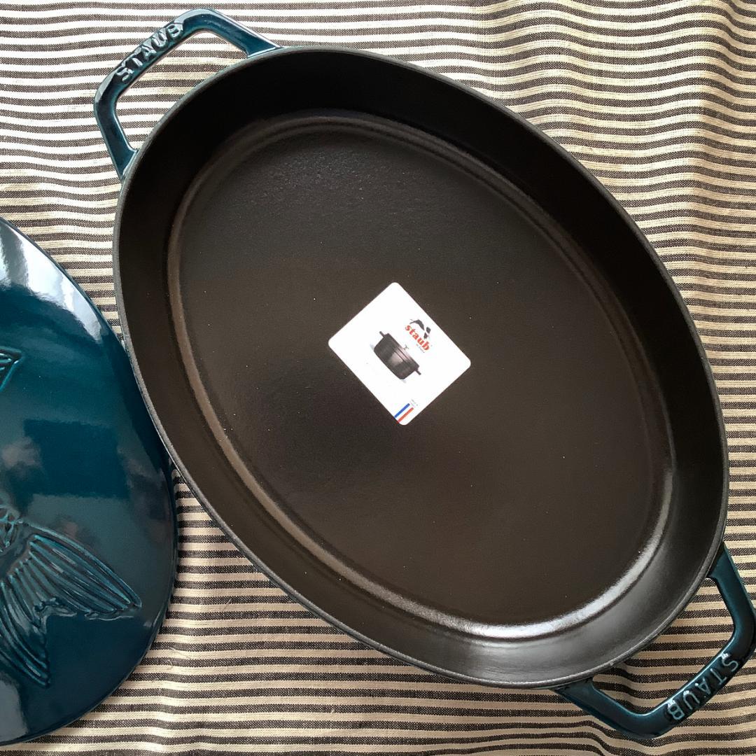 【アウトレット】ストウブ お魚のレリーフが入った浅型ココット 33 ラメール色