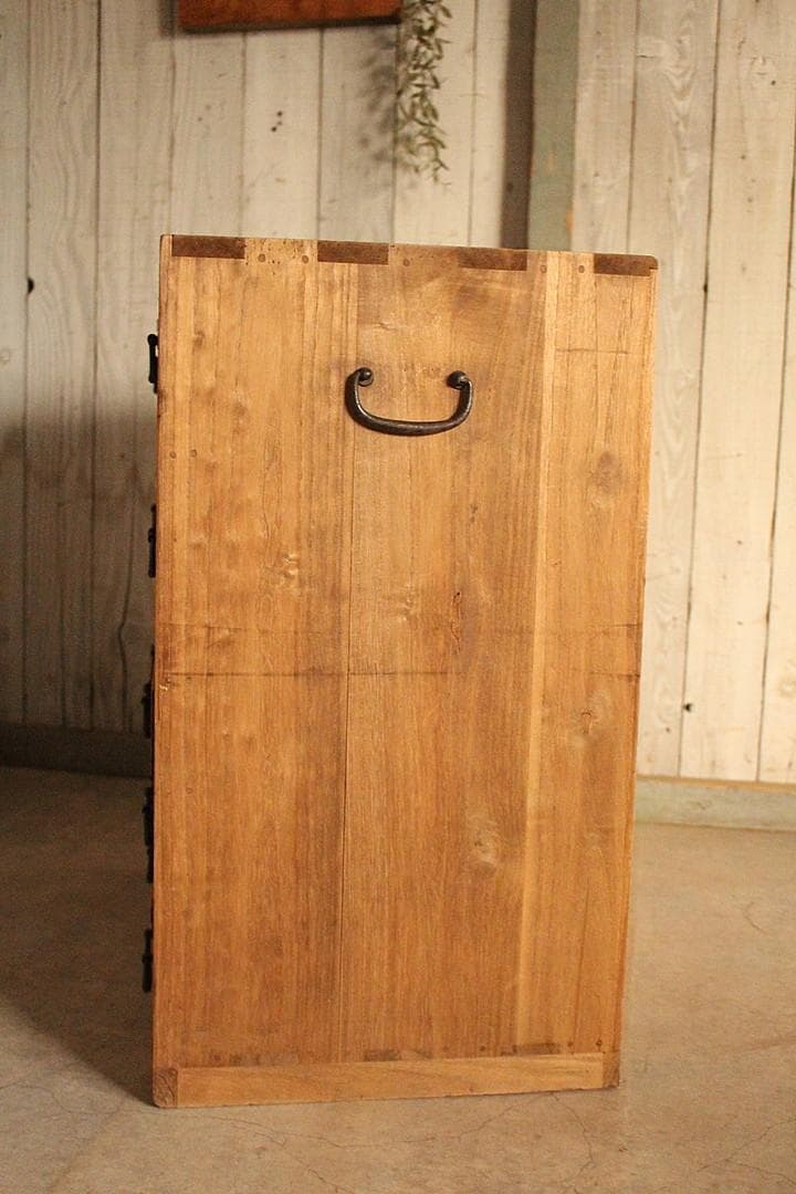 古い小ぶりな木製の引き出し7杯　タンス　チェスト　古家具