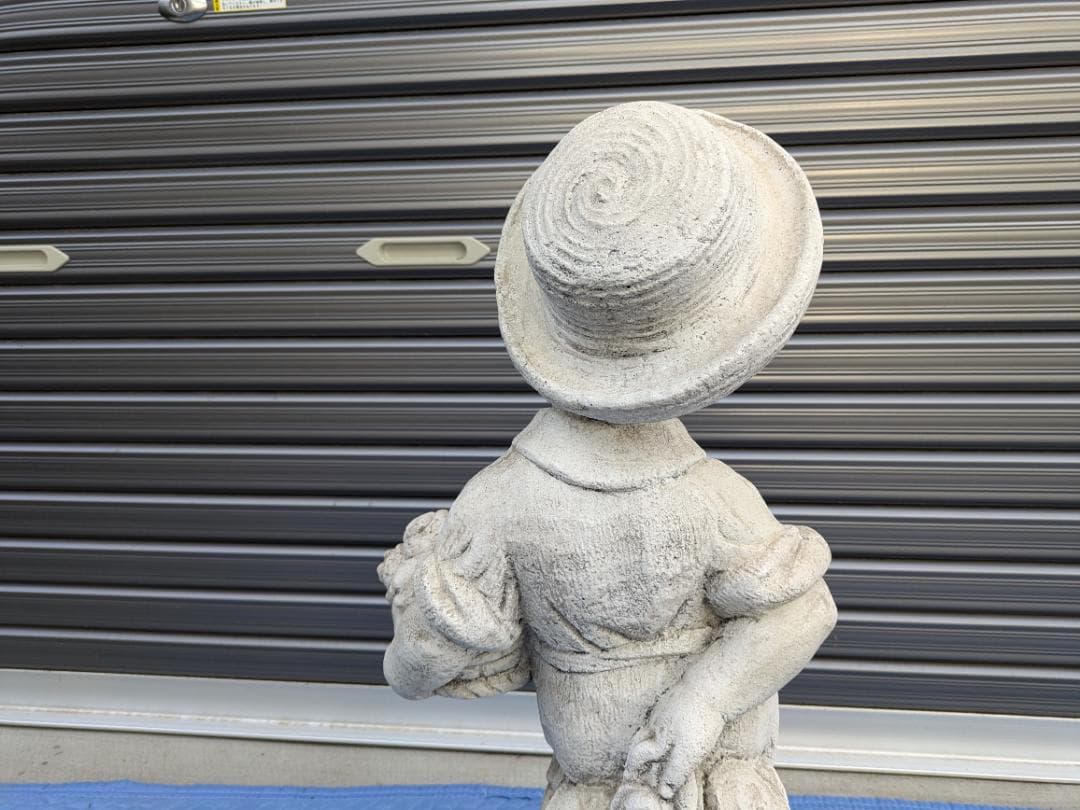 478　イタリア製　石像　花束を持つ子ども　ガーデンオーナメント