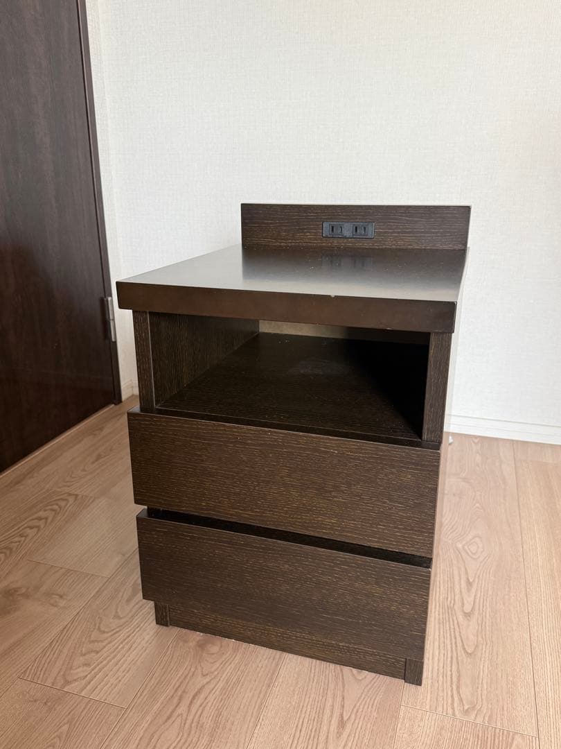 ベッドサイドボード木製コンセント付ダークブラウン