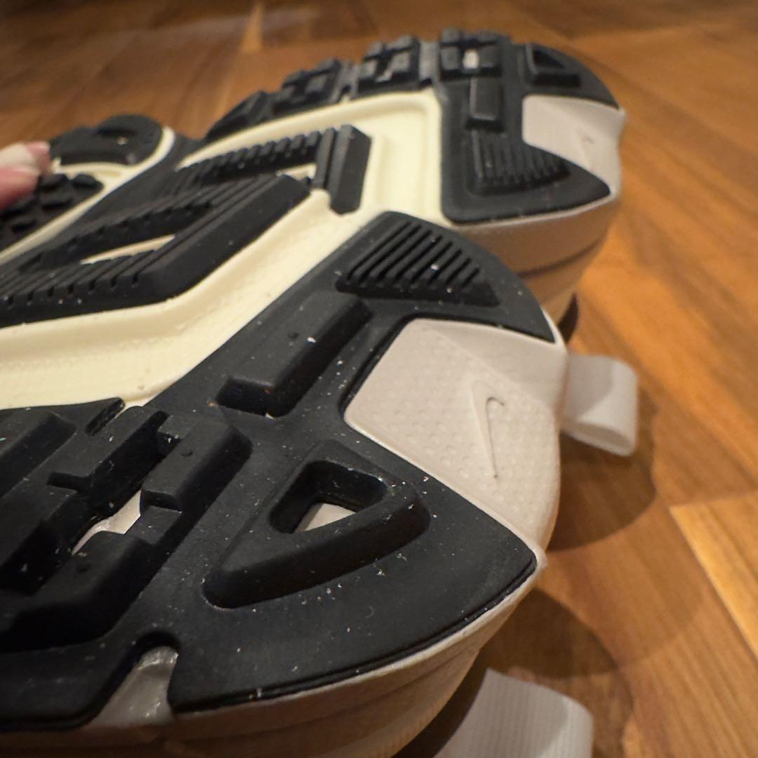 美品ナイキ メタリックシルバー【NIKE V2K RUN】メッシュ　23.5cm