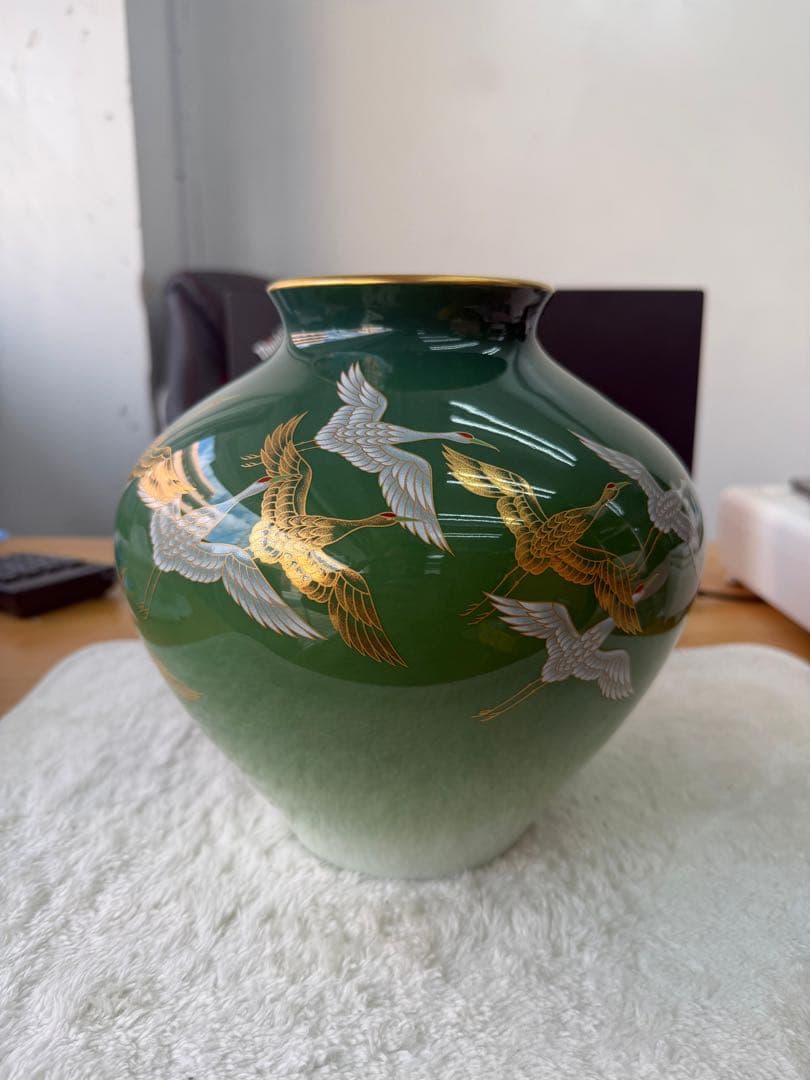 緑色の陶器花瓶 金色と白色の鶴