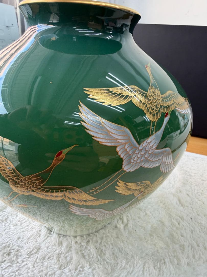 緑色の陶器花瓶 金色と白色の鶴