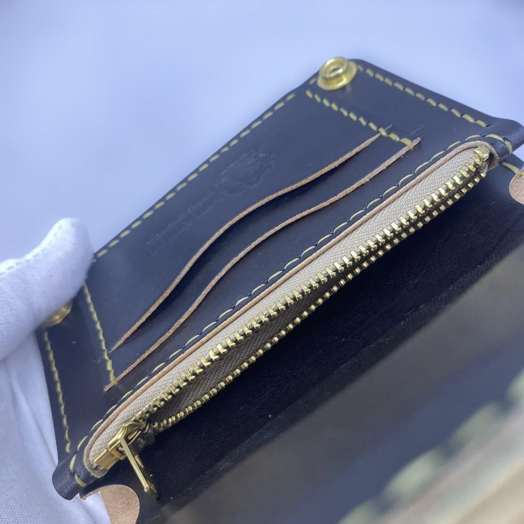 お札折らずに収納できる無骨な手染めミドルトラッカーウォレット BTW