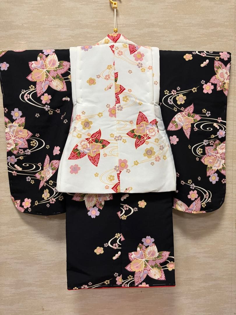 七五三　3歳女の子　着物・被布セット　黒地に紅葉　小桜　うさぎ飾り　日本製　新品