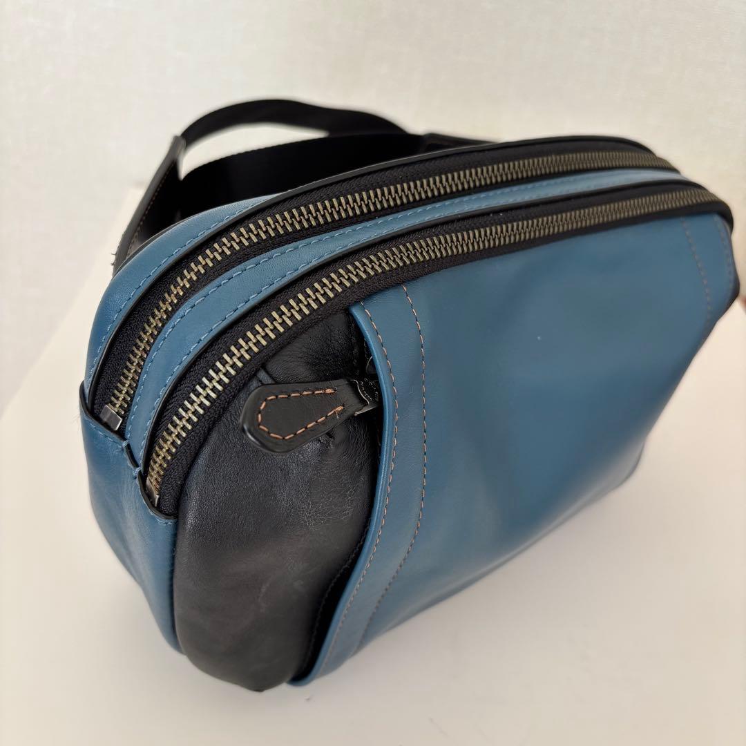 未使用　COACH レザー ボディバッグ 青と黒コンビ
