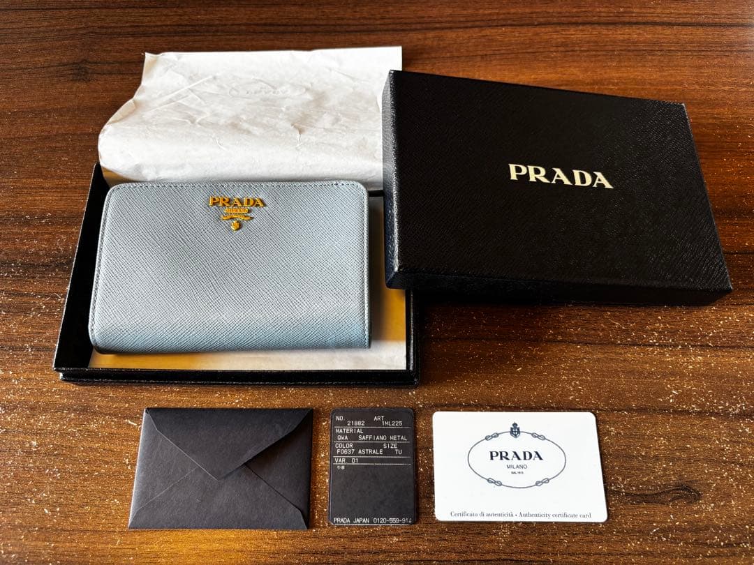 PRADA サフィアーノレザー 二つ折り財布 ライトブルー