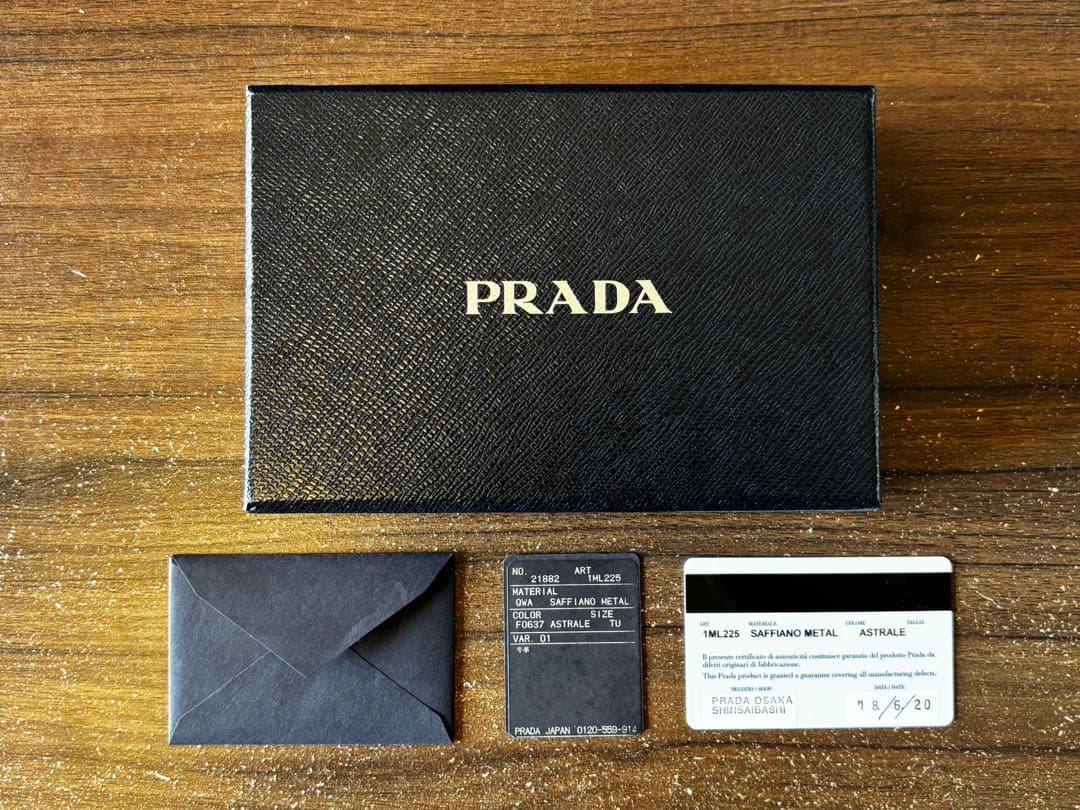PRADA サフィアーノレザー 二つ折り財布 ライトブルー