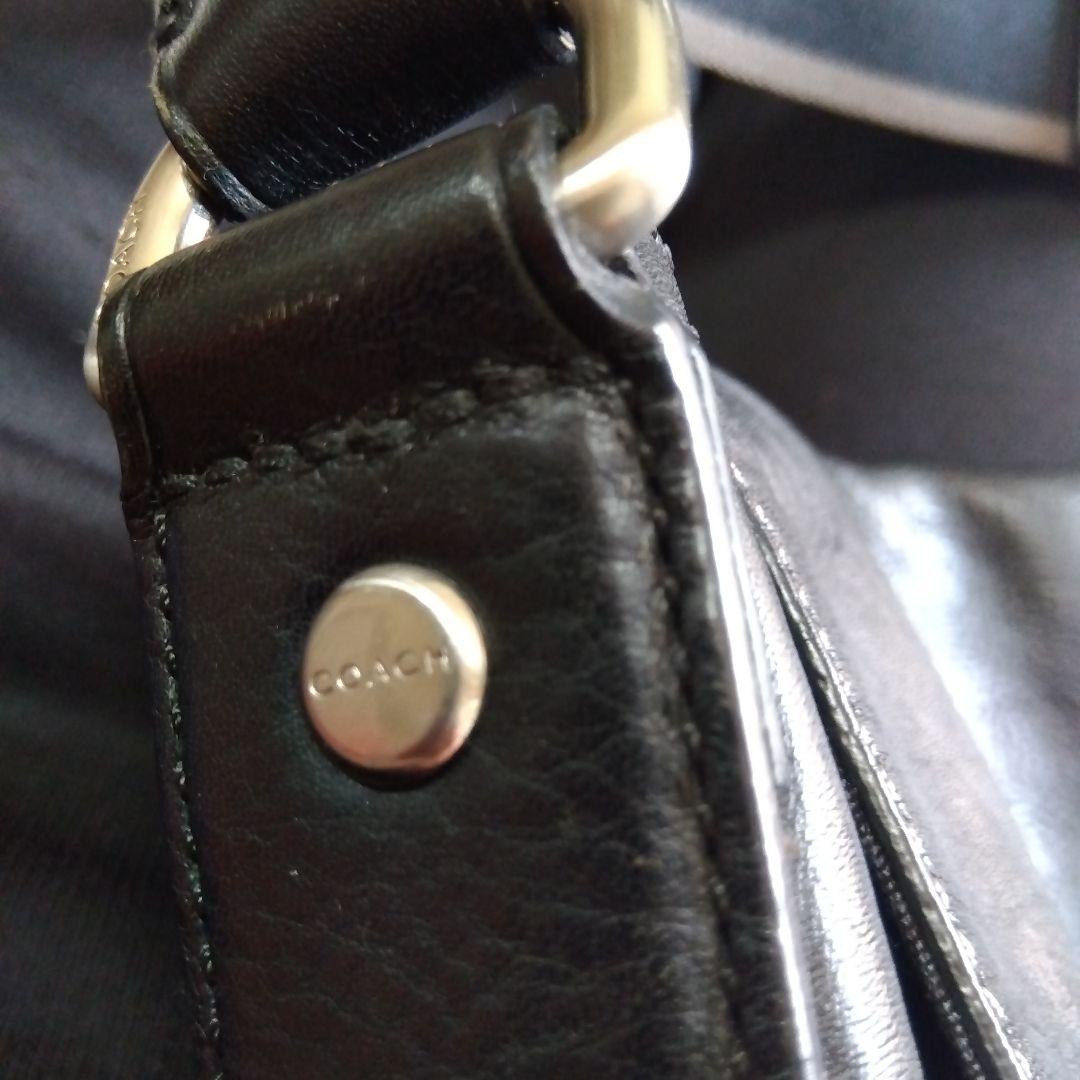 コーチ斜めがけバッグ　　ロゴ型押し　レザー　黒　A4可能