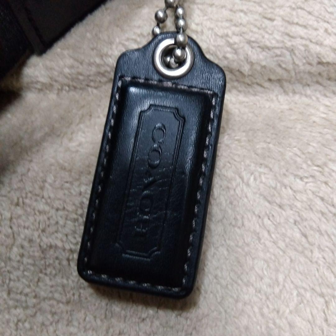 コーチ斜めがけバッグ　　ロゴ型押し　レザー　黒　A4可能