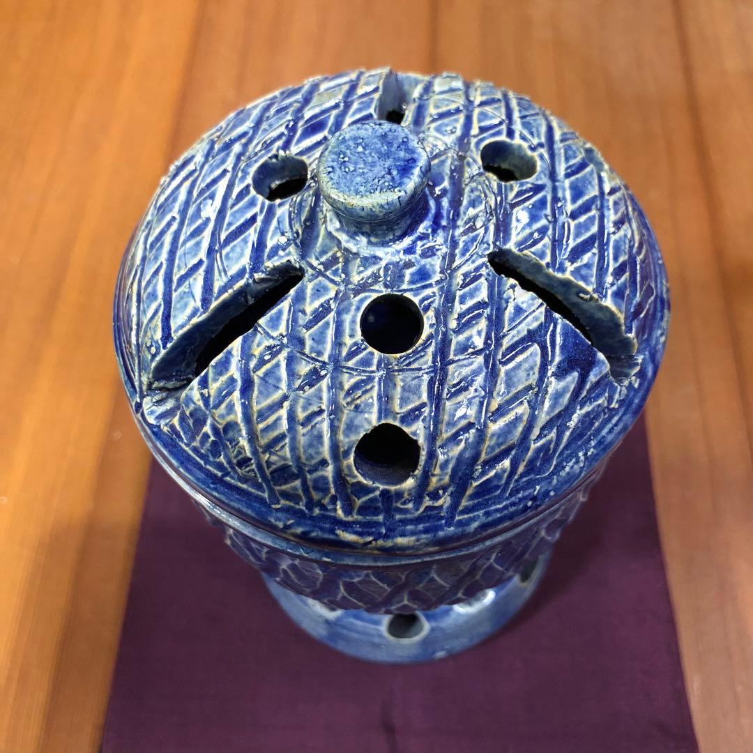 青い陶器の香炉 蓋付き