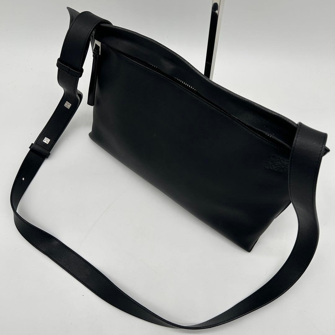 【美品】ロエベ Tメッセンジャー ショルダーバッグ アナグラム レザー 黒