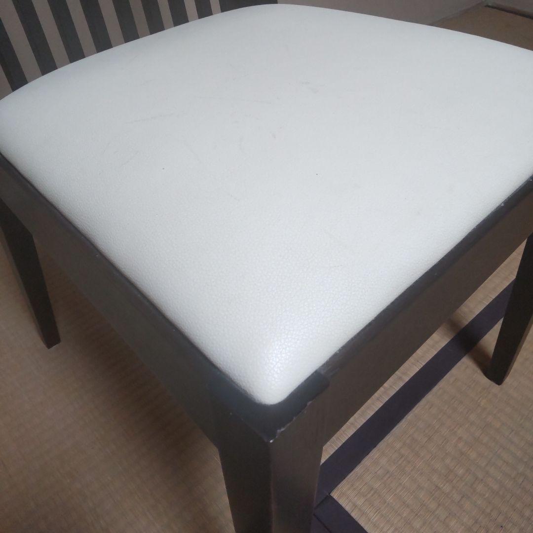 モダンなスラットバック木製椅子②