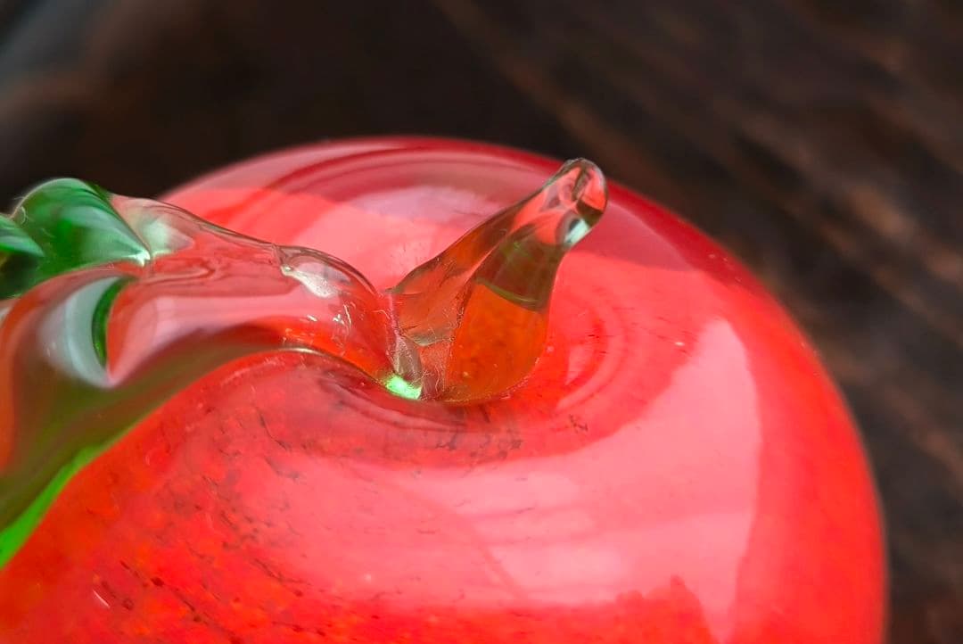 コスタボダのシール付き 赤いリンゴ ガラス 置物 オブジェ 北欧 スウェーデン