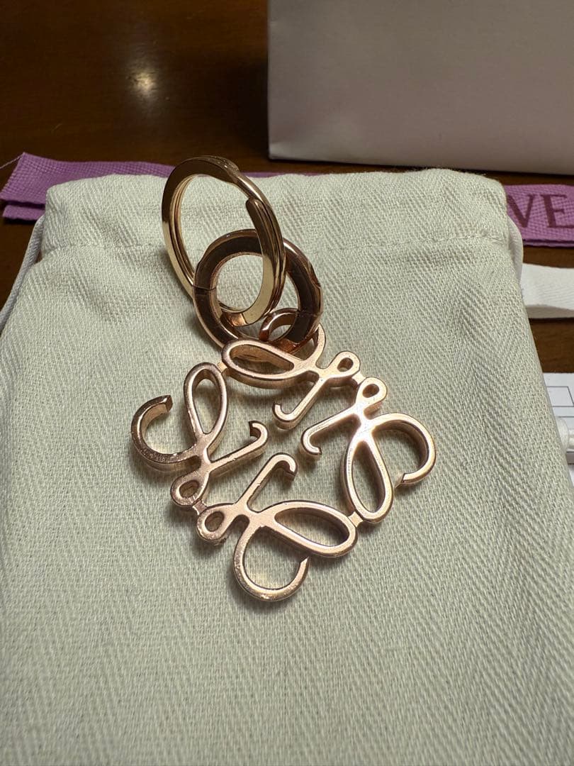 ロエベ　アナグラムチャーム　ローズゴールド