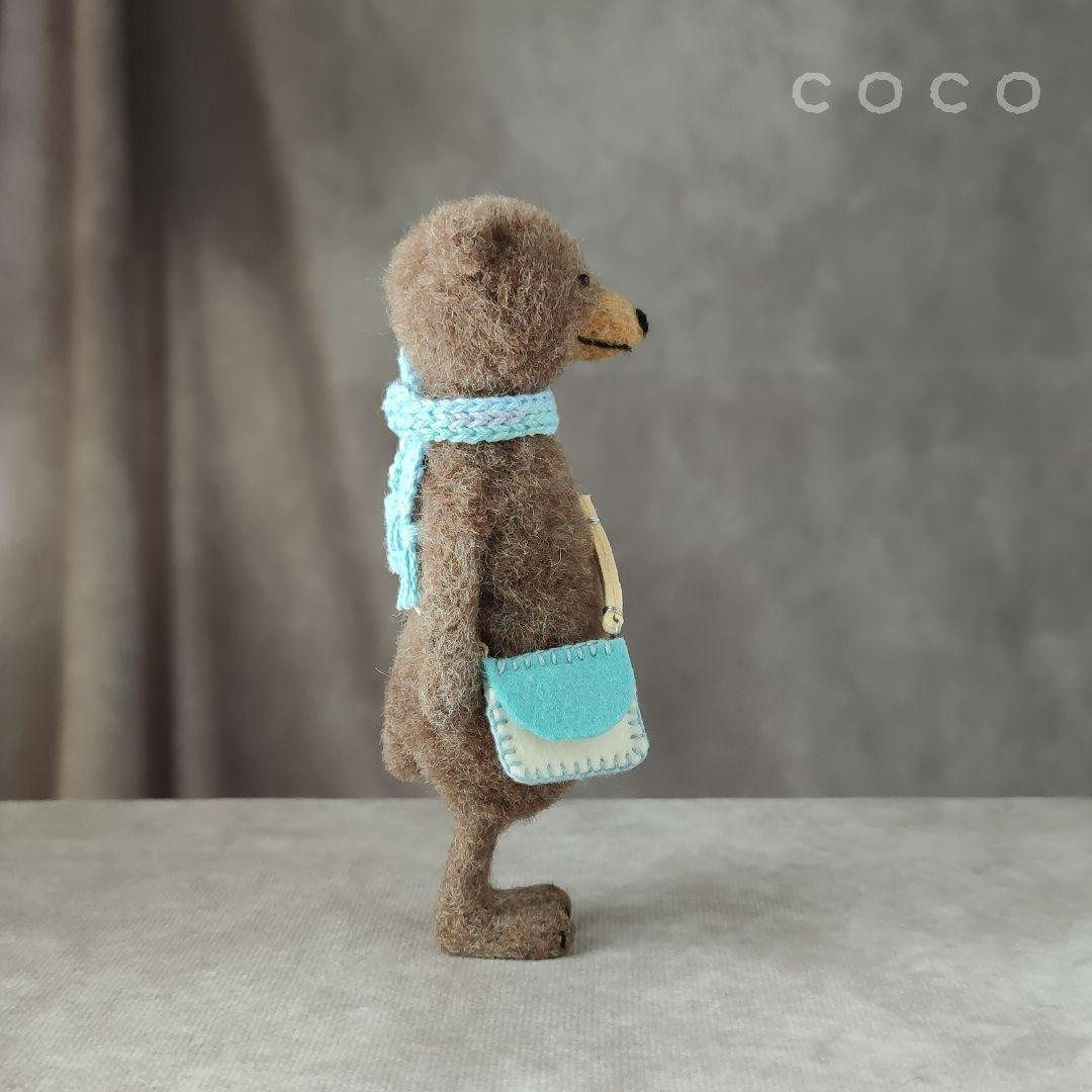 ポシェットを下げた子供なヒグマさん