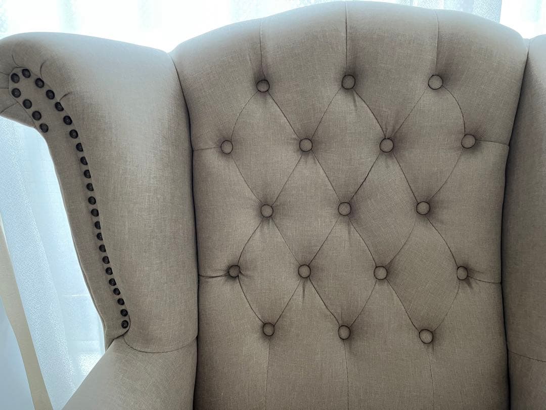 貴族が愛したソファー　チェスターフィールド　ウィングチェア　グレージュ