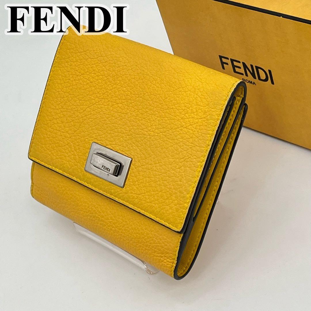 FENDI 二つ折り財布 ピーカブー ターンロック ロゴ型押し イエロー レザー
