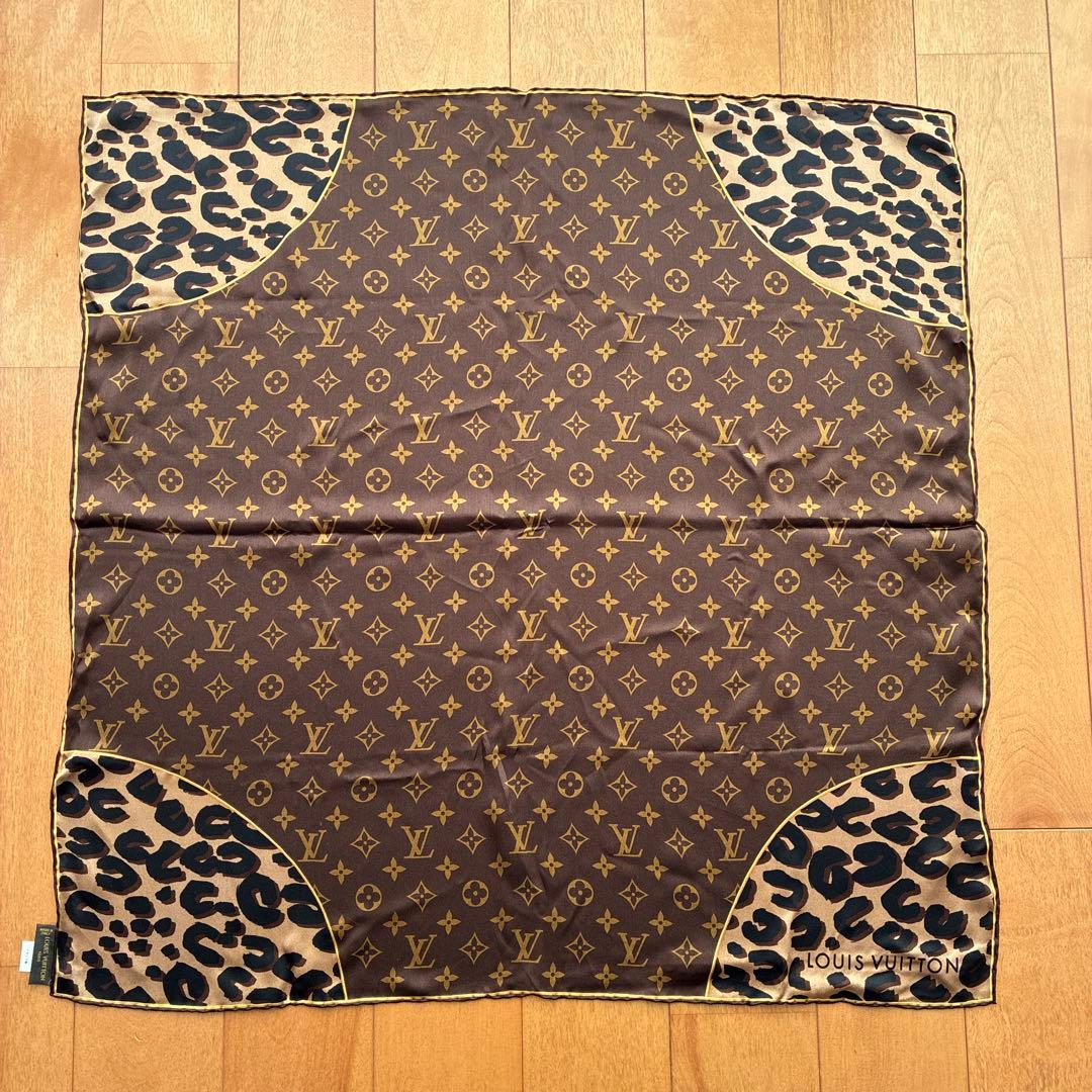 LOUIS VUITTON モノグラム・レオパード柄シルクスカーフ