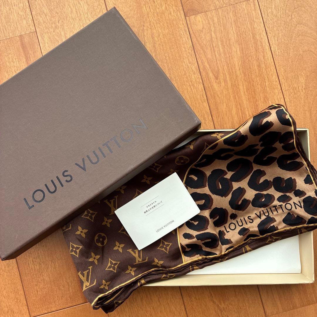 LOUIS VUITTON モノグラム・レオパード柄シルクスカーフ