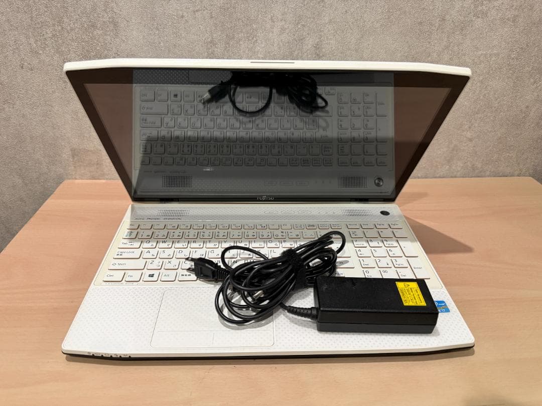 LIFEBOOK AH77/K ホワイトノートPC 薄型 ACアダプター付き