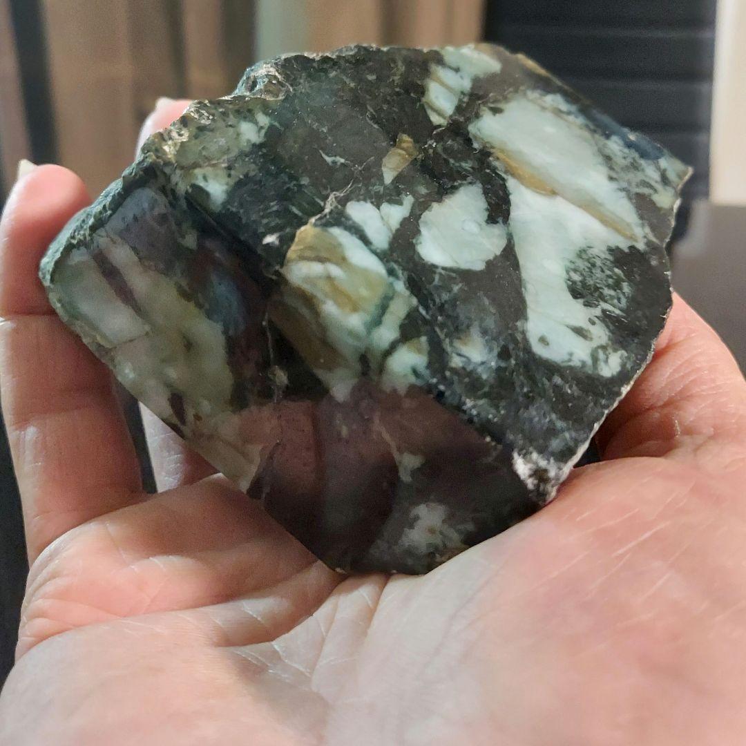 渋い模様がかっこいい大きく迫力のある JADEITE本翡翠 原石3面磨き492