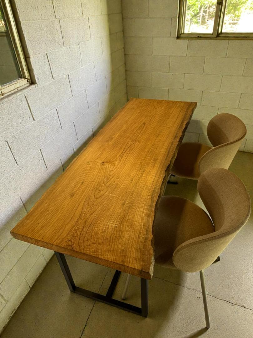 栓一枚板ダイニング 1600mm｜淡い色合いと優しい艶の無垢天板