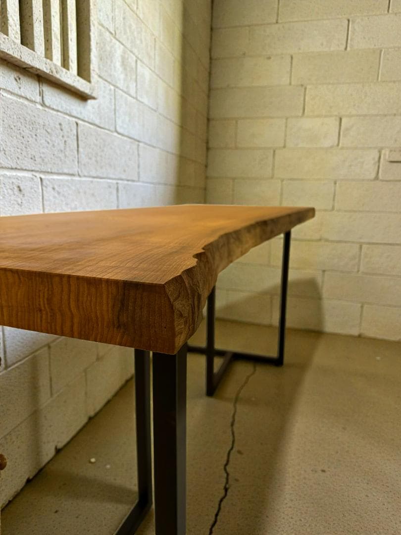 栓一枚板ダイニング 1600mm｜淡い色合いと優しい艶の無垢天板