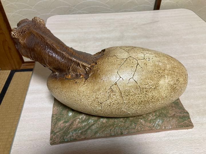 卵から産まれたレックスのフィギュア置物です。(赤字値段