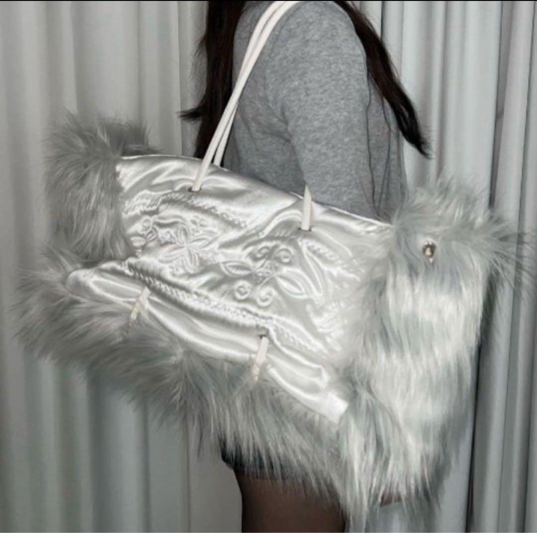 sculptor fluffy slouchy satin bag グレー