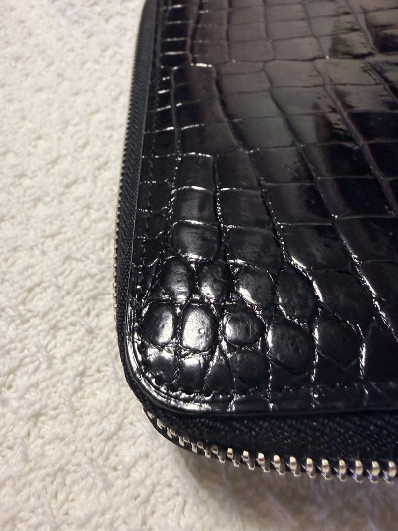 高級感のある本クロコダイル（ワニ革）を使用したラウンドファスナー長財布