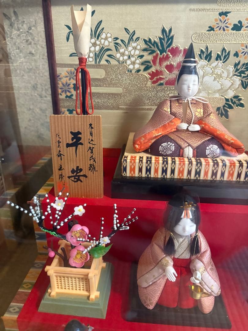 伝統的なひな人形セット ガラスケース付き