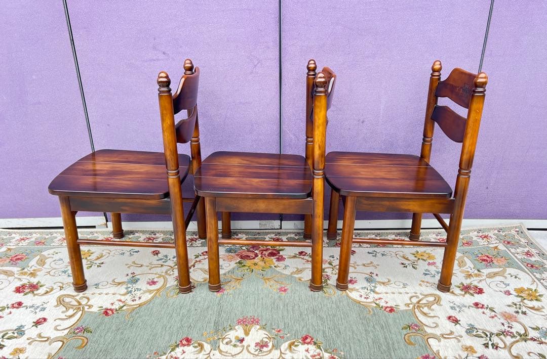 オールドカリモクコロニアルダイニングテーブルと椅子、馬車の彫刻入り