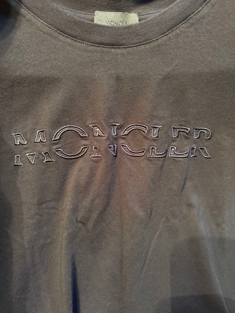 MONCLER ブラック Tシャツ
