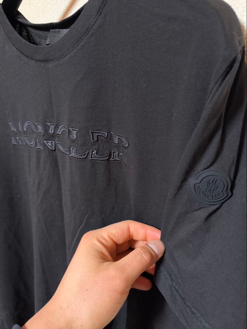 MONCLER ブラック Tシャツ