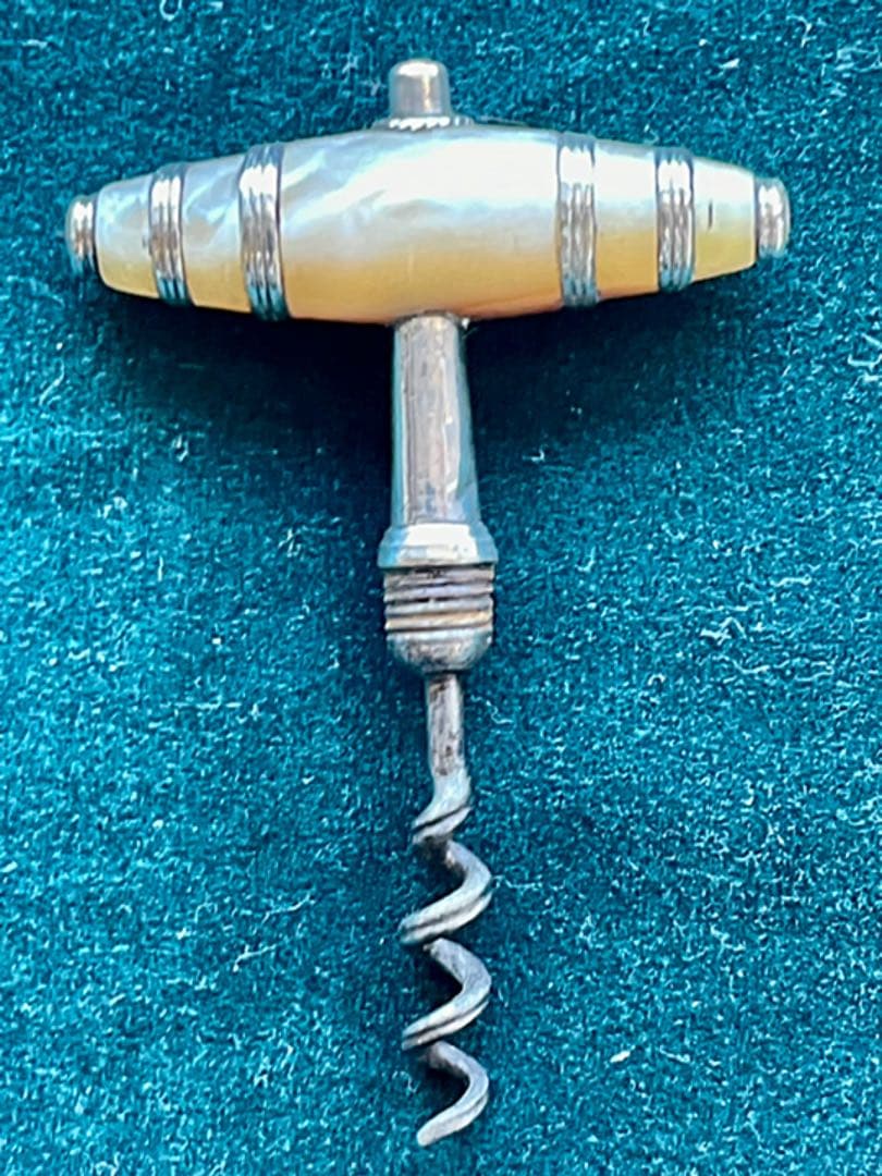 白蝶貝と銀製のコルクスクリュー