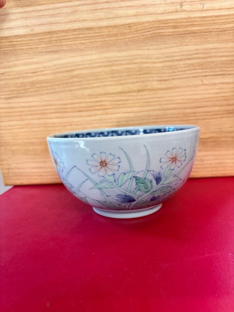 有田焼の佐藤走波による染錦秋桜文の鉢