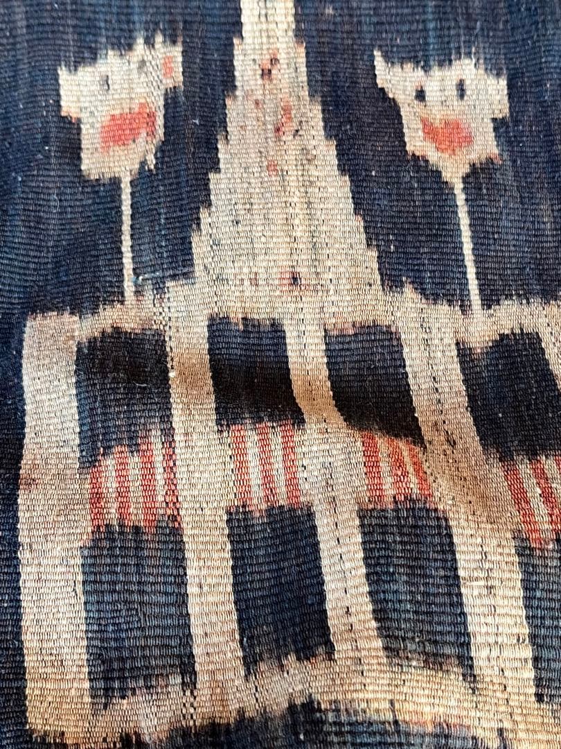 インドネシア／マラプ精霊の家に間借りを許された島民の精霊布／唯一無二のイカット