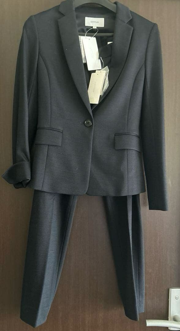 はんなりタグ付き UNTITLED ダークネイビーパンツスーツ