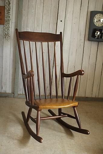 古い木製のロッキングチェア