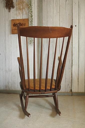 古い木製のロッキングチェア