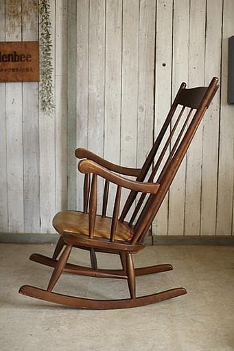 古い木製のロッキングチェア