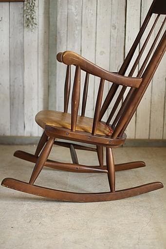 古い木製のロッキングチェア