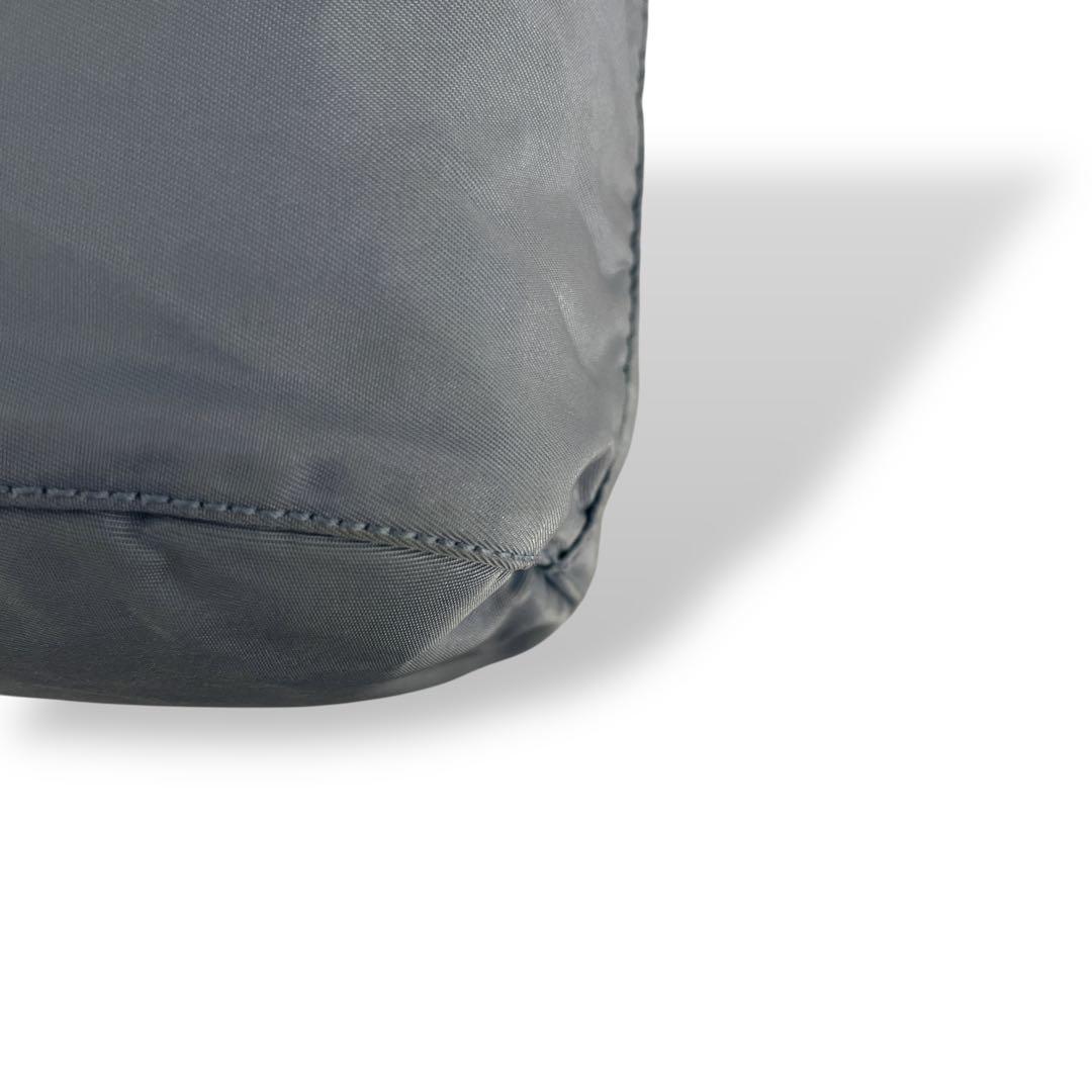 プラダ　ミニポーチ　巾着　化粧ポーチ　小物入れ　水色　ナイロン　三角ロゴ　y2k