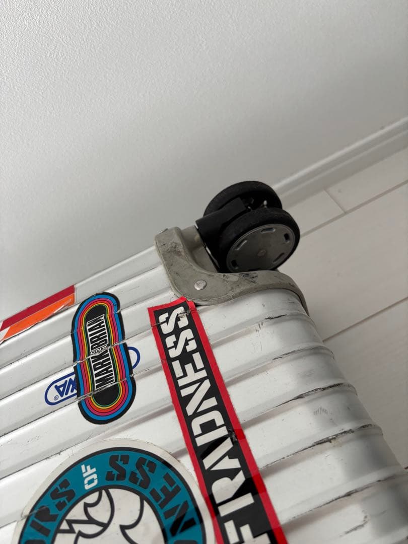 リモワ　RIMOWAアルミキャリーケース 中型 ステッカー付き